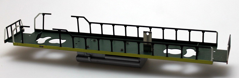 (image for) Loco Underframe-Green Frm, Blk&White Rails (O Scale GP38)