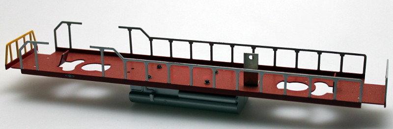 (image for) Loco Underframe-Red Frm, Silver Rails, Yellow Ends(O Scale GP38)