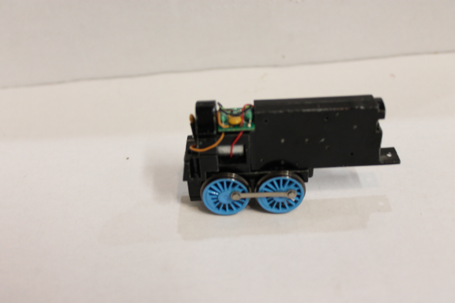 (image for) Loco Chassis w/ PCB & Wheels (HO Edward)
