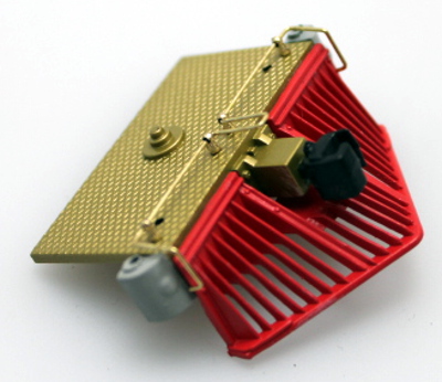 (image for) Pilot with Deck - Red Pilot, Gold Deck (ON30 2-6-0)