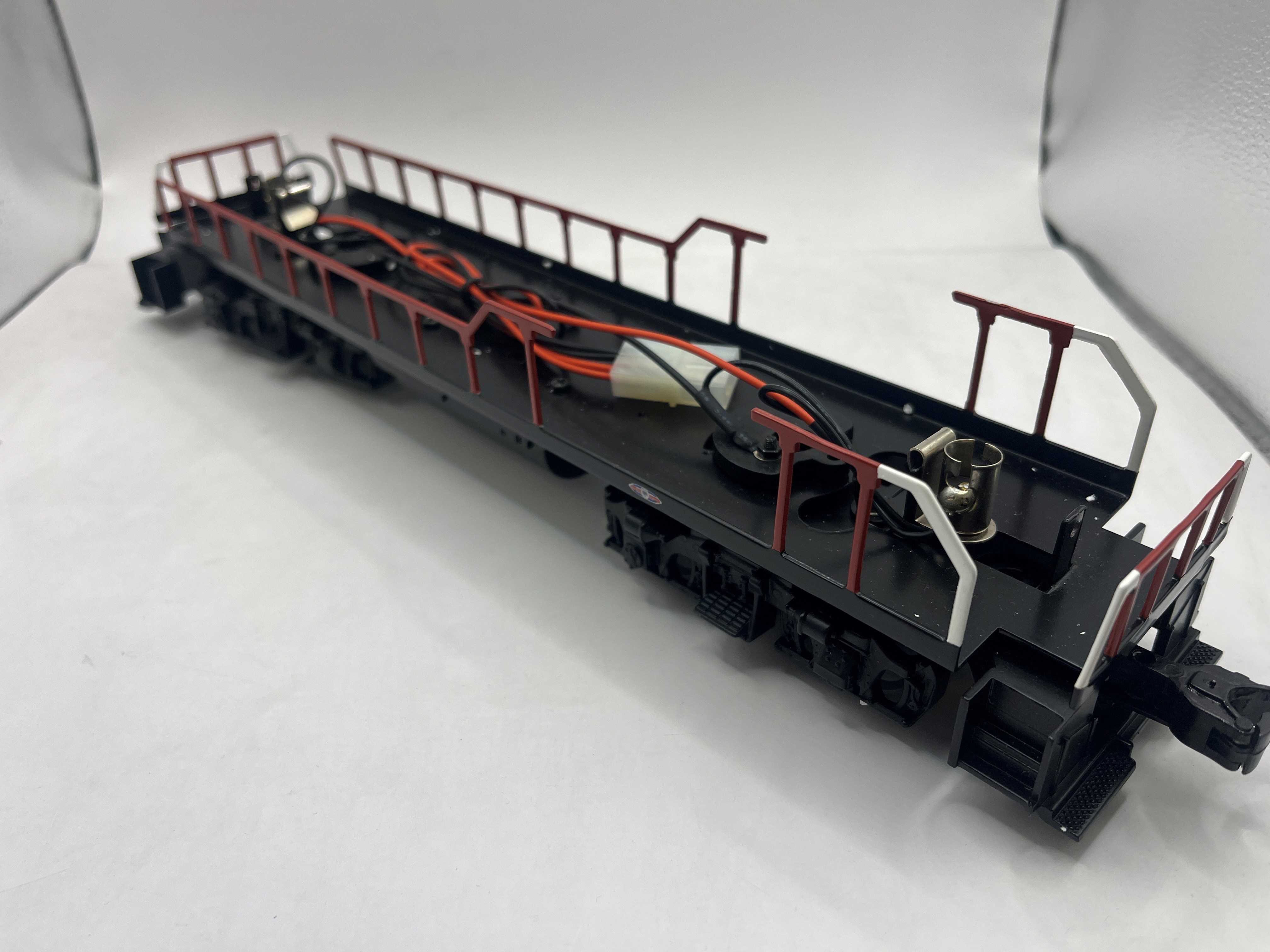 (image for) Dummy Chassis - RED/WHITE (O Scale GP9)