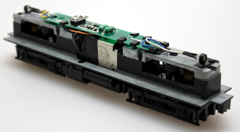 COMPLETE CHASSIS W/DCC (HO RS-3)