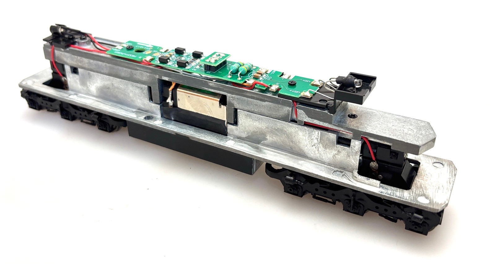 (image for) Complete Chassis with Black Trucks (HO SD40-2)