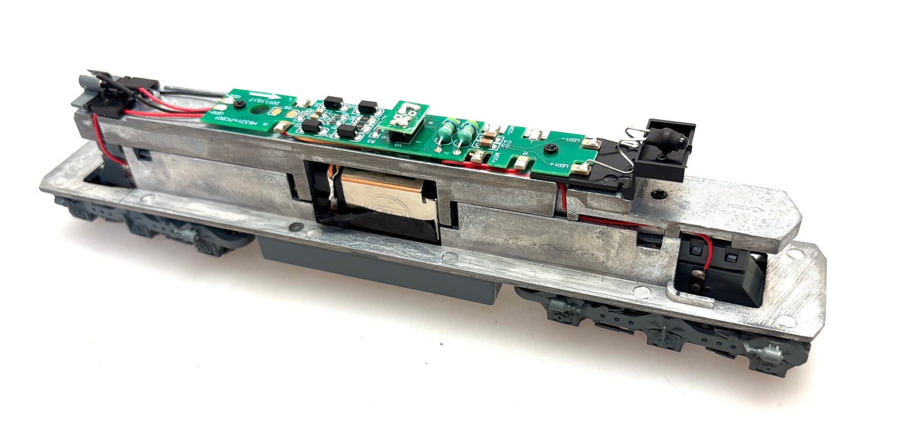 (image for) Complete Chassis with Gray Trucks - DCC Ready (HO SD40-2)