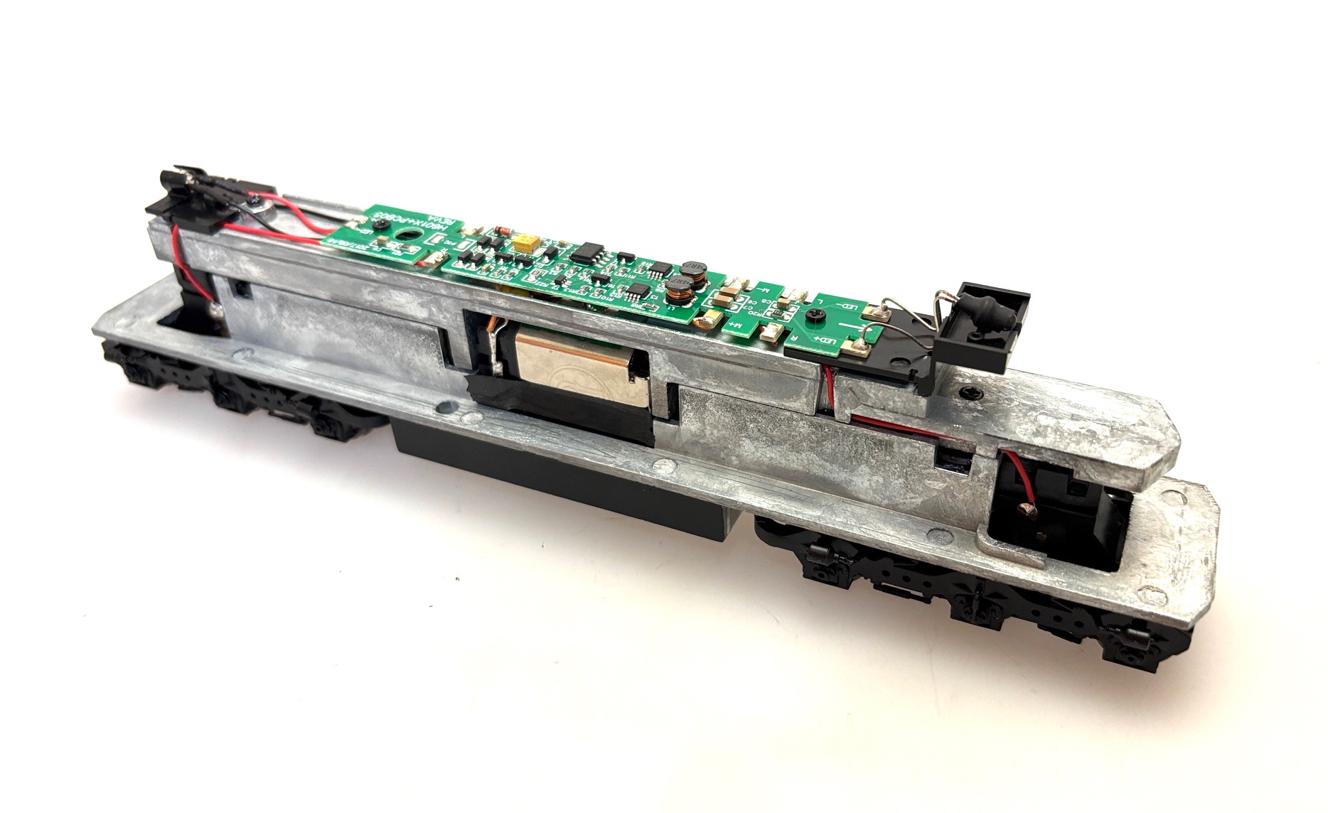 (image for) Complete Loco Chassis - Black - DCC ON BOARD (HO SD40-2)