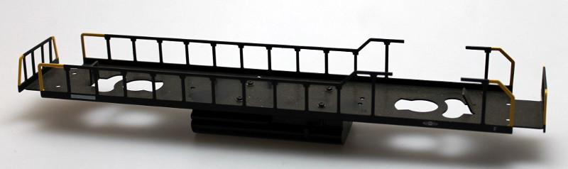 (image for) Loco Underframe-Blk Frm, Gold End Rails (O Scale GP38)