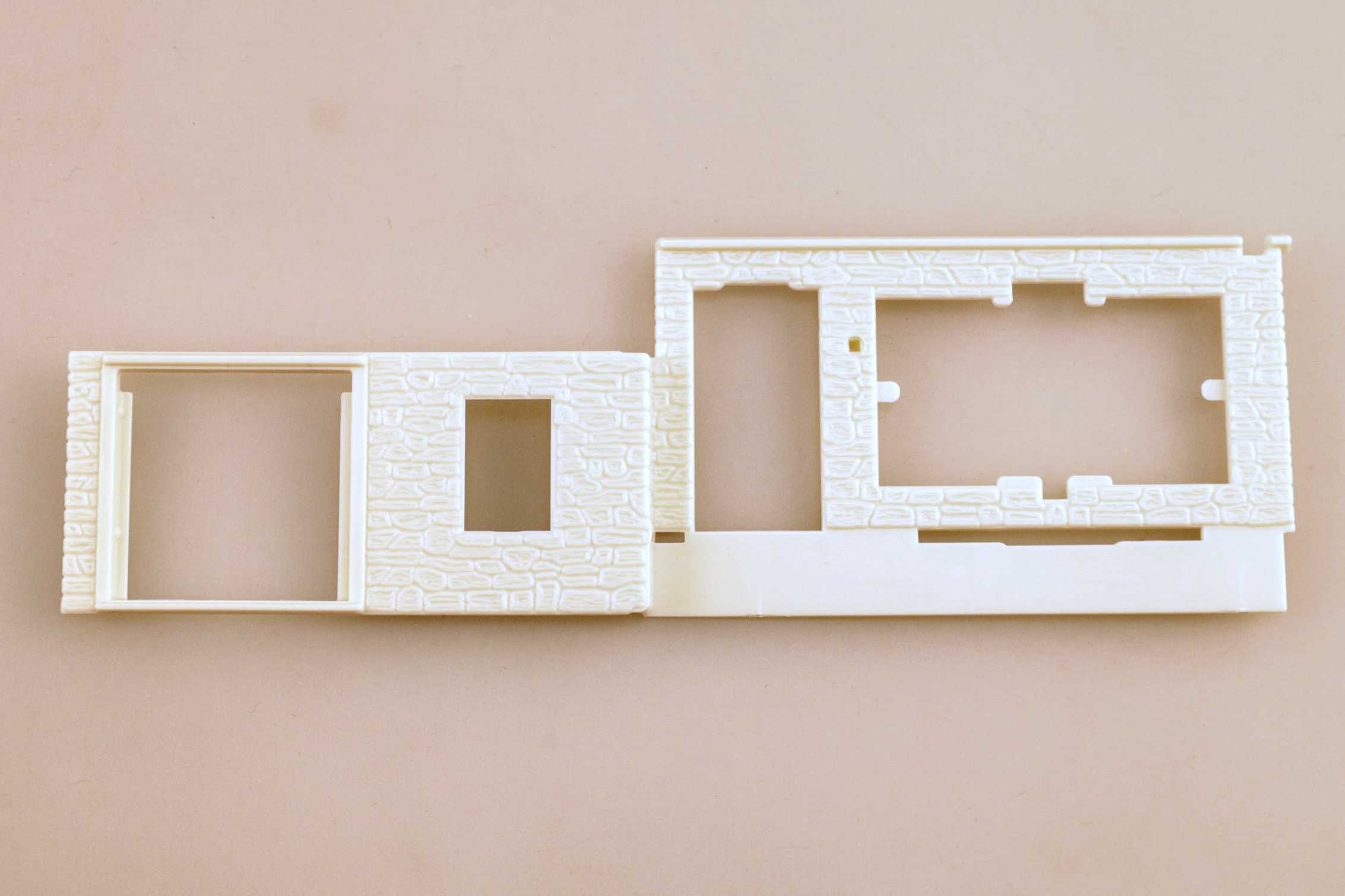(image for) Split Level House - Front Wall (HO Plasticville®)
