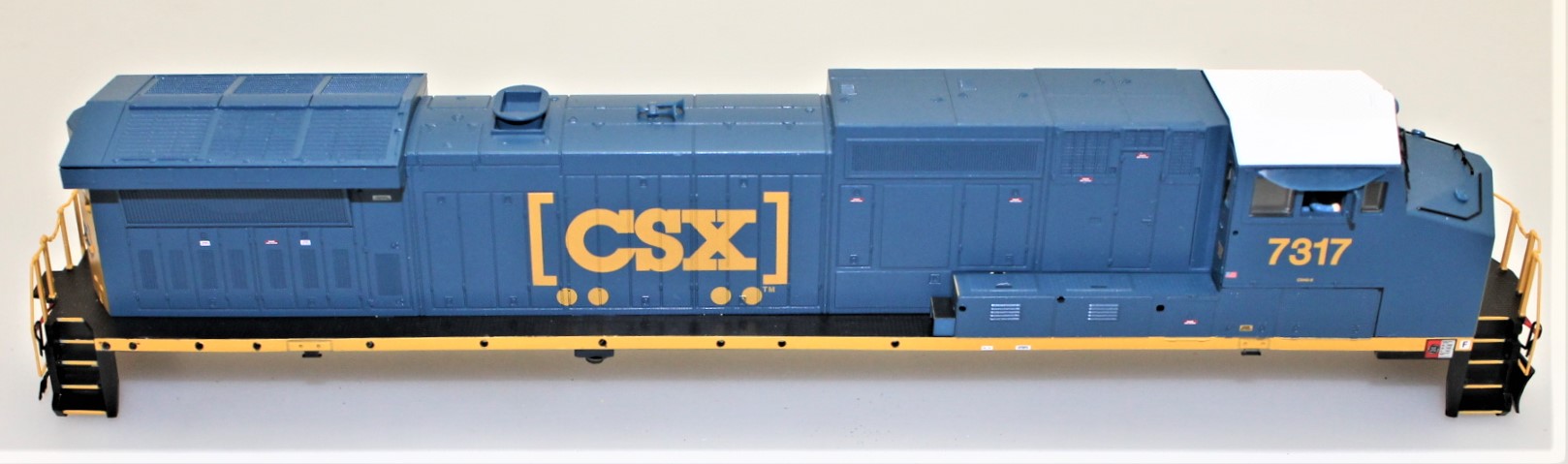 (image for) BODY SHELL CSX #7317 (HO DASH 8-40CW) NO HANDRAILS.