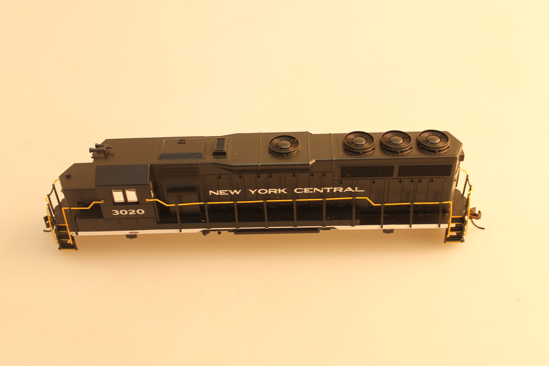 (image for) Loco Body Shell -NYC #3020 (HO SCALE GP40 DCC SV)